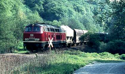 215 042-3 am Bahnübergang bei Gräfgenstein