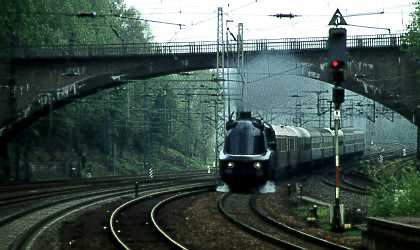 01 1102 mit Stromlinienschale unter der alten Bogenbrücke in Gruiten (11.05.1996)
