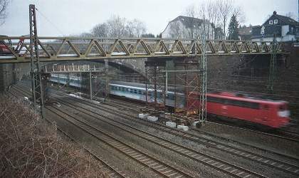 Eine Behelfsbrücke überspannt die Gleise in Gruiten. Dahinter die alte Brücke.