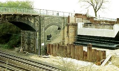 Bau einer neuen Straßenbrücke bei Hochdals als Ersatz für die sichtbare Backsteinkonstruktion.