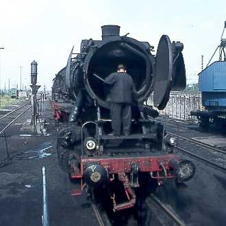 Lösche schaufeln an Lok 050-003-3, Duisburg-Wedau 1975