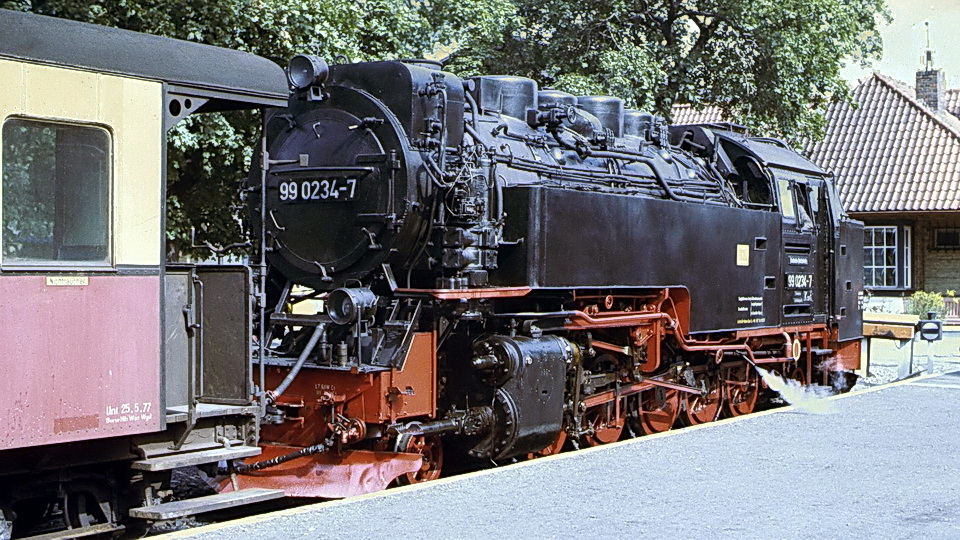 Die damals noch ölgefeuerte 99 0234 im Bahnhof Wernigerode, 23.9.77