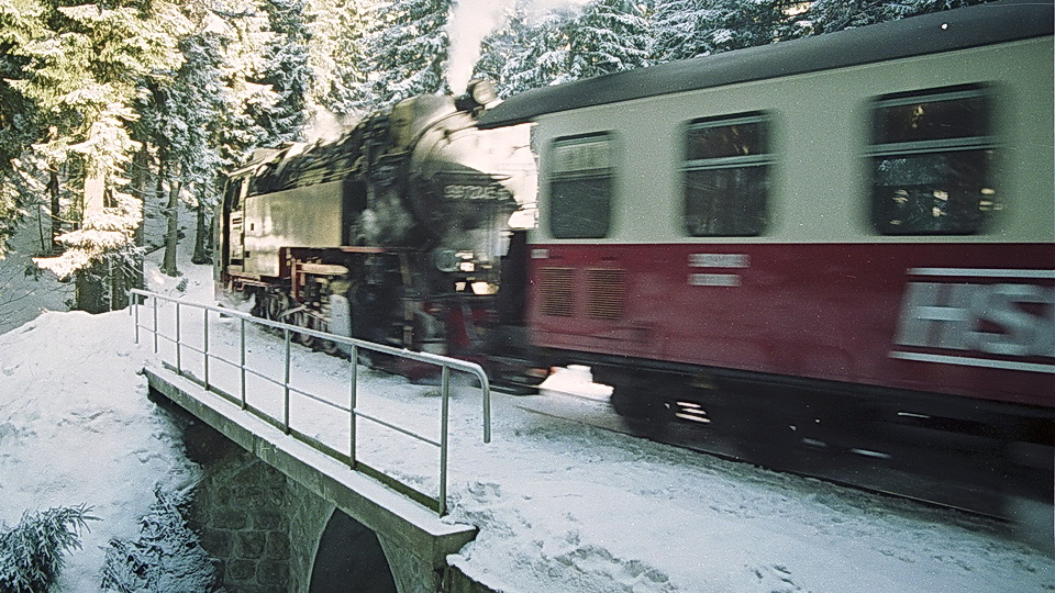 Talwärts fahrender Zug am Eckernloch (26.1.1997)