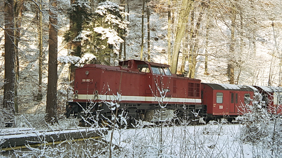 199 892-1 mit Personenzug in der Kurve beim Bahnhof Steinerne Renne