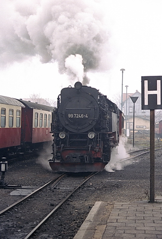 99 7246-4 stellt unser Zug an den Bahnsteig, Gernrode, 24.1.97