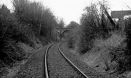 Korkenzieherbahn mit im Hintergrund die Straßenbahnbrücke