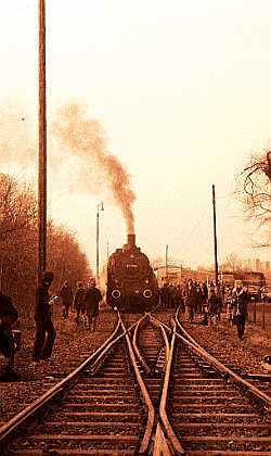 Der Sonderzug erreicht den Bahnhof Solingen Gräfrath