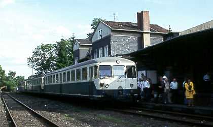 Sonderfahrt mit Akkutriebwagen hält in Solingen Wald (1993)