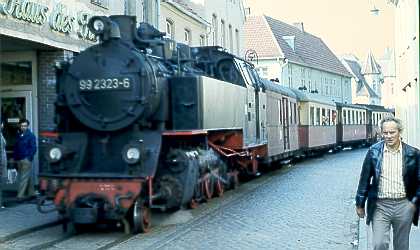 99 2323-6 (99 323) in den autofreien Straßen von Bad Doberan (1977)