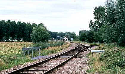 Rechts de aftakking naar het industriegebied van Veghel. In de achtergrond de seinpaal en de hefbrug.