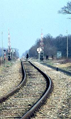 Eenmaal voorbij de bocht was de lijn kaarsrecht tot ver achter de horizon.