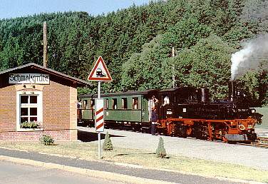 99 1590-1 vor der Abfahrt aus dem Bahnhof Schmalzgrube