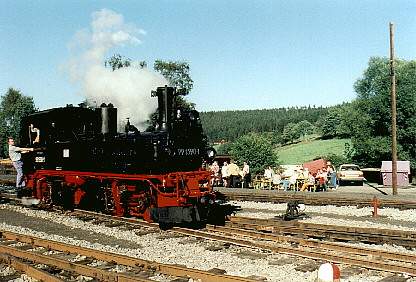 99 1590-1 in der Abendsonne. Im Hintergrund die letzten Gäste