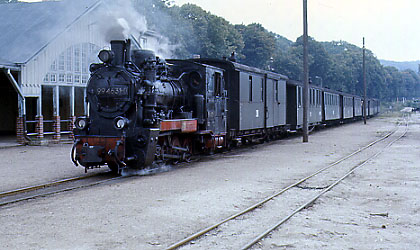 099 901-1 (99 321) zieht den Zug durch Bad Doberan (1994)