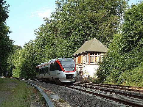 Talent 1002 der Regiobahn passiert das Stellwerk Neanderthal Ost auf dem Weg nach Kaarst