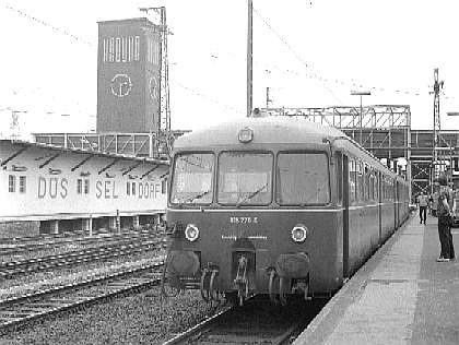 Akkutriebwagen ETA 515 nach Wuppertal-Wichlinghausen steht abfahrbereit in Düsseldorf HBf