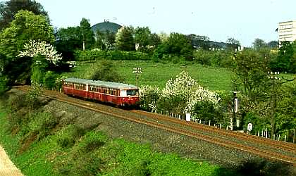 Akkutriebwagen auf dem Weg nach Lüntenbeck. Im Hintergrund der Gasbehälter von Sonnborn