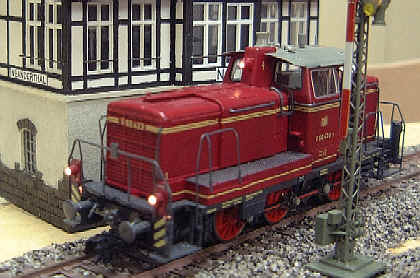 Die umgebaute Roco V60 vor dem Stellwerk