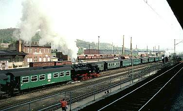 Blick vom S-Bahnhof auf den Schmalspurbahnhof Freital-Hainsberg