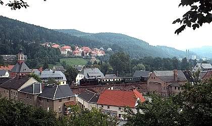 Personenzug auf dem Bogenviadukt in Schmiedeberg